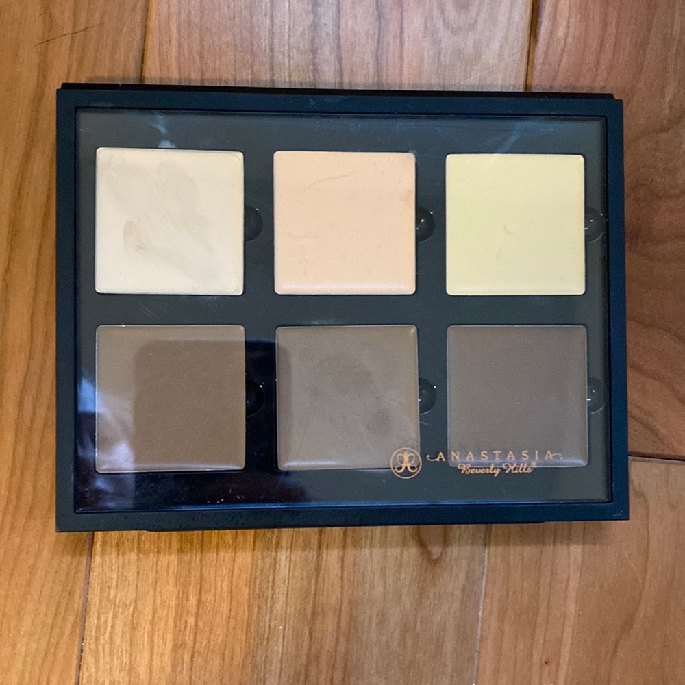 Anastasia Beverly Hills cream contour kit (light)